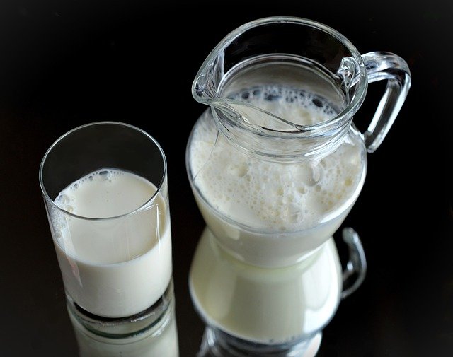 džbánek a sklenice mléka