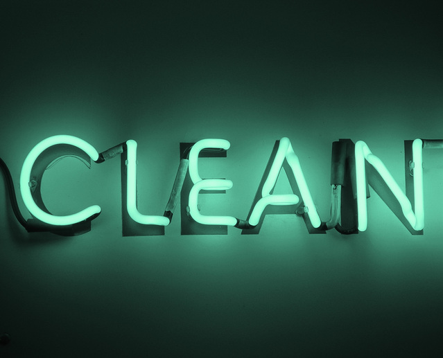 velký nápis „čistit“ na černém pozadí svítící zeleně