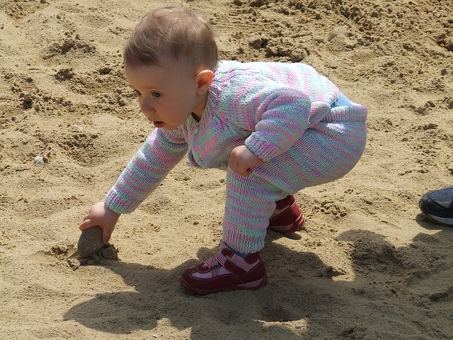 miminko na pláži
