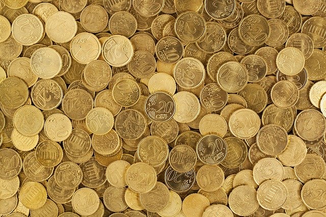 spousta položených mincí