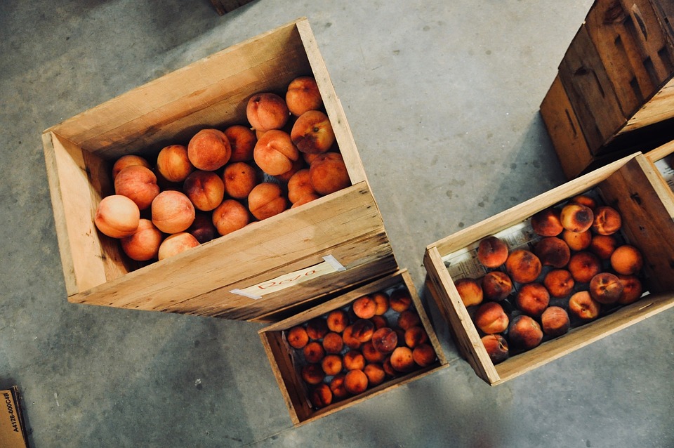 Přepravky na ovoce jsou dřevěné.